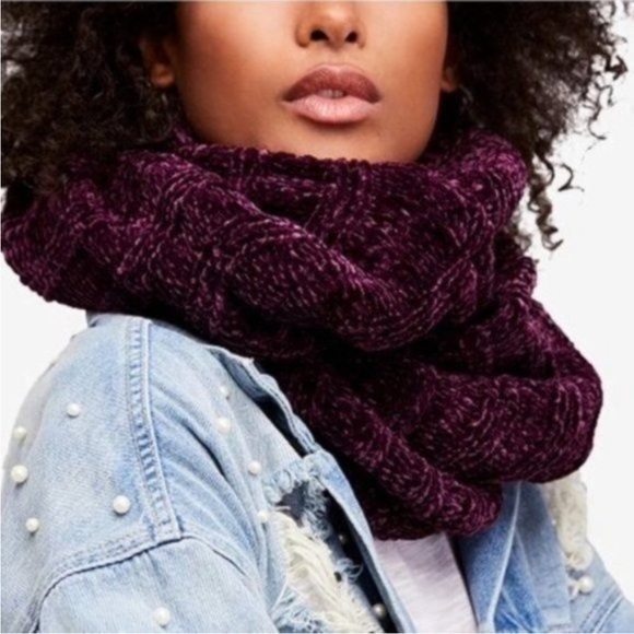 FREE PEOPLE Love Bug Infinity Chenille Soft Cozy Cowl Scarf in Wine - NWT - Picture 5 of 5